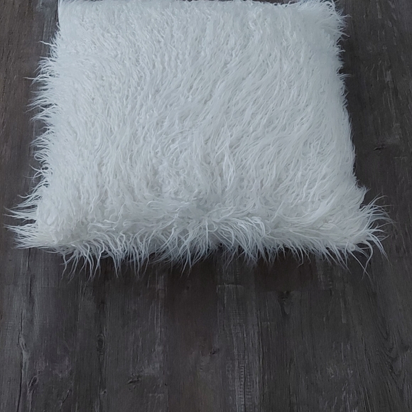 Large Fur Throw Pillow (1 pillow) - Picture 2 of 9